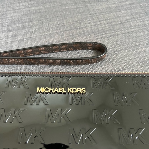 NWT MICHAEL KORS CHARM LARGE ZIP CLUTCH WRISTLET - Picture 5 of 8